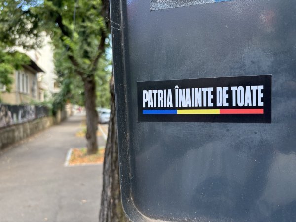 Set 50 stickere Patria înainte de toate