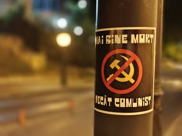 Set 100 stickere Mai bine mort decât comunist!