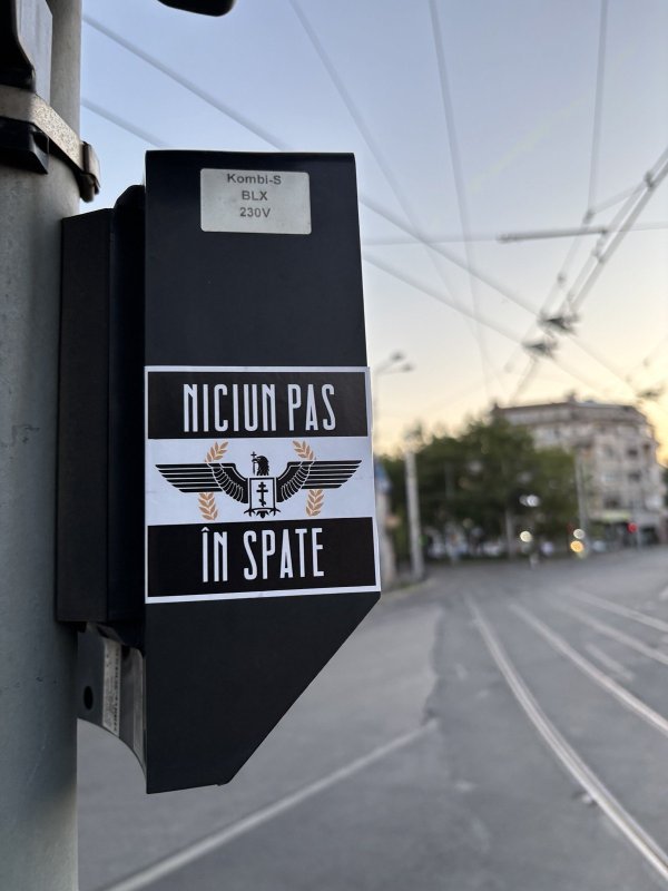 Set 100 stickere Niciun pas în spate